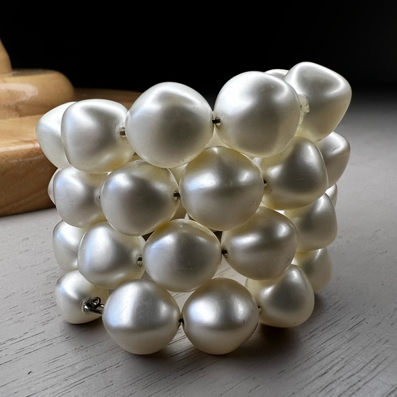 Large faux pearl plastic wrap bracelet - Picture 4 of 5